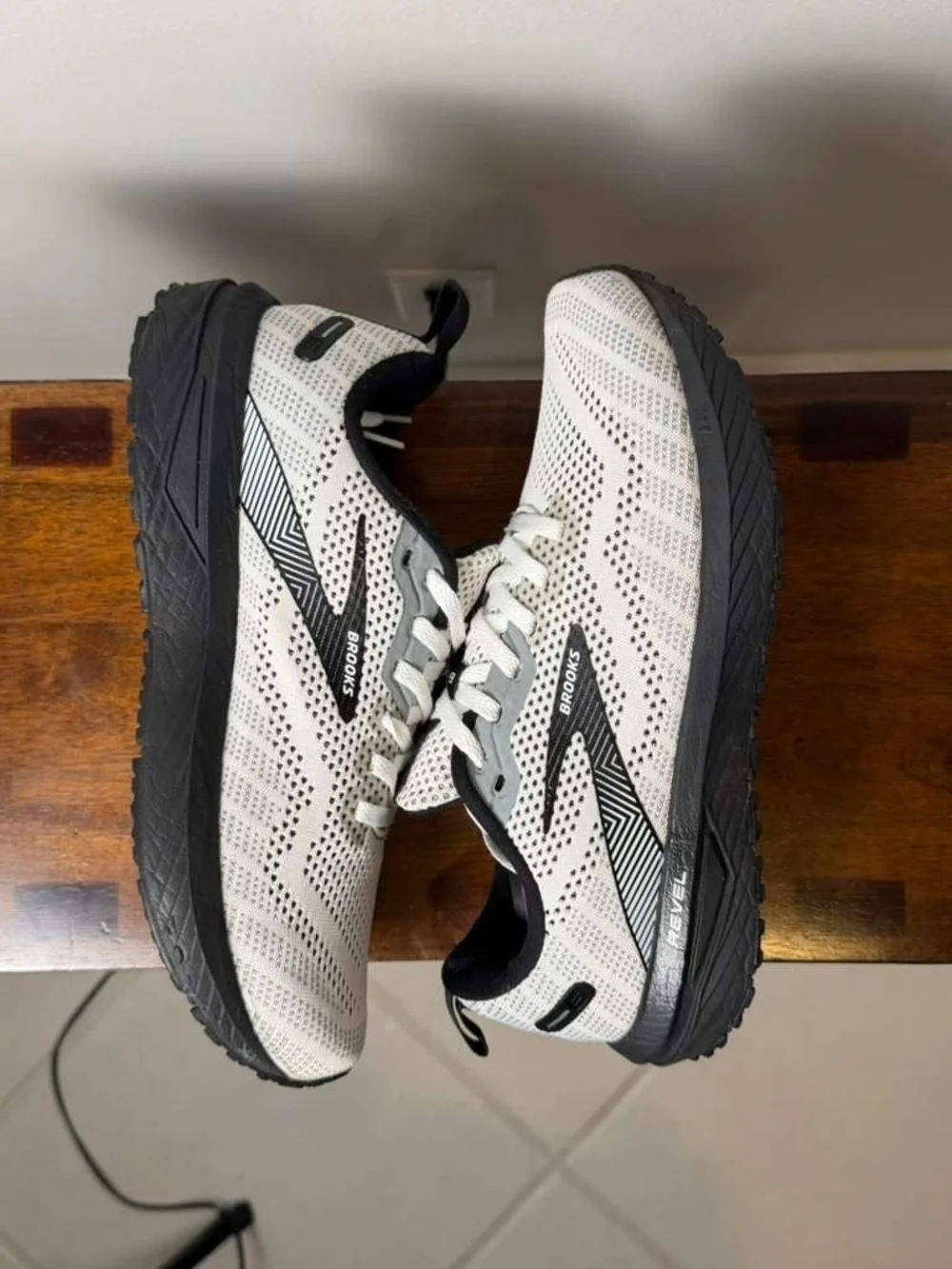 Brooks Revel 6 Women’s Size 8.5 White Black Running Shoes Excellent Condition